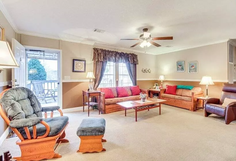 Wfh Friendly Gem With Outdoor Spaces In Claxton