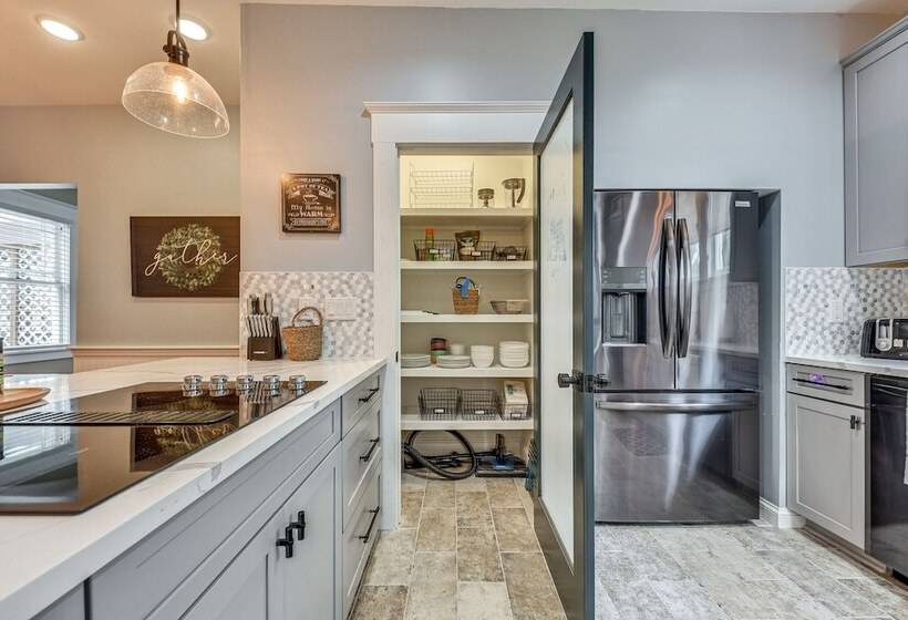 Chic Jacksonville Getaway, Walk To River & Parks!