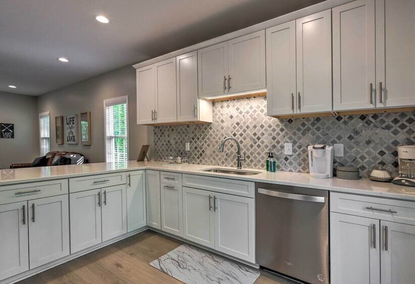 Chic Lake Sinclair Retreat With Dock & Hot Tub!