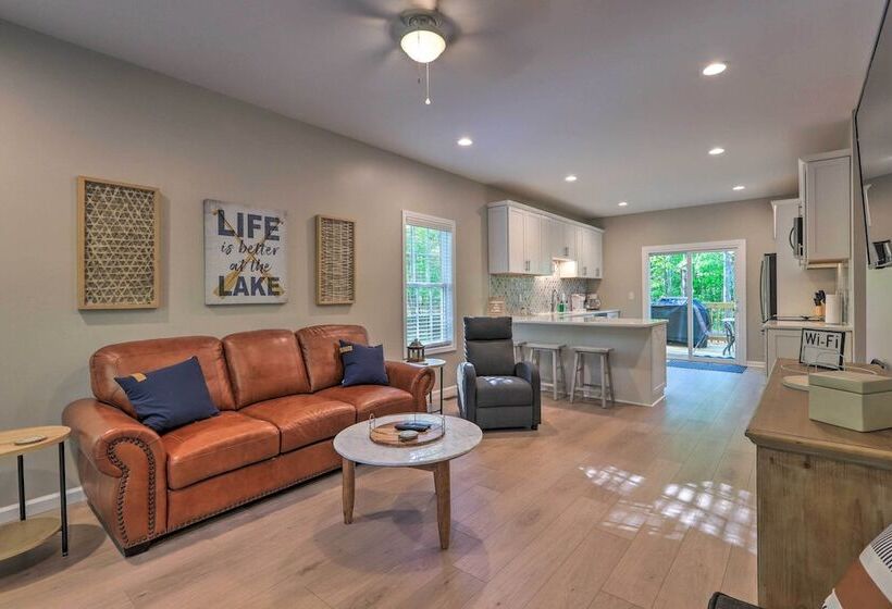 Chic Lake Sinclair Retreat With Dock & Hot Tub!