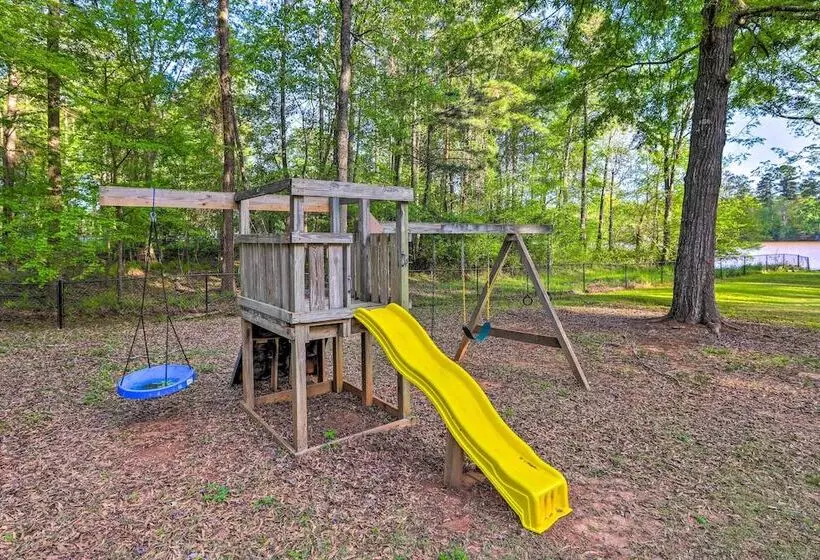 Chic Lake Sinclair Retreat With Dock & Hot Tub!