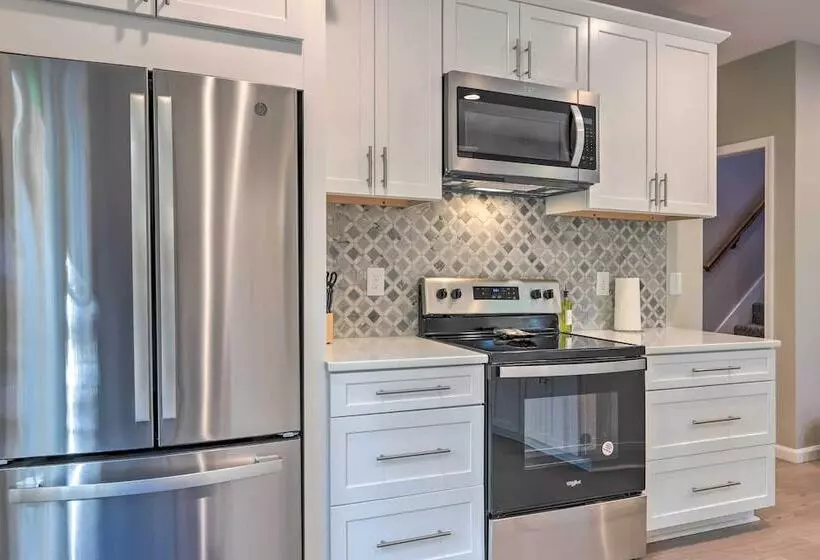 Chic Lake Sinclair Retreat With Dock & Hot Tub!