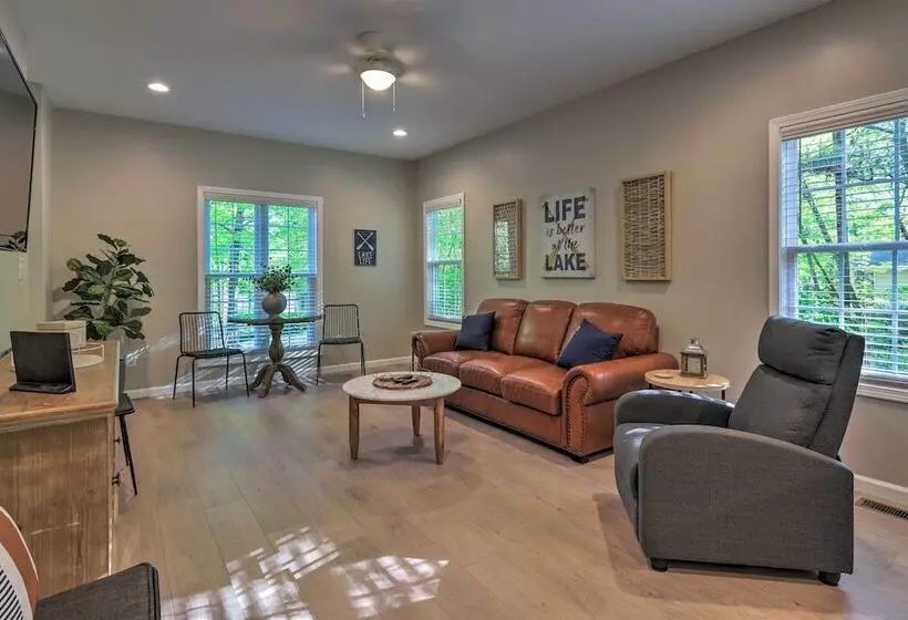 Chic Lake Sinclair Retreat With Dock & Hot Tub!