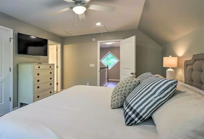 Chic Lake Sinclair Retreat With Dock & Hot Tub!