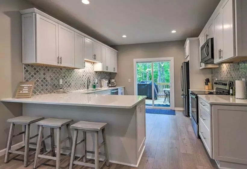 Chic Lake Sinclair Retreat With Dock & Hot Tub!