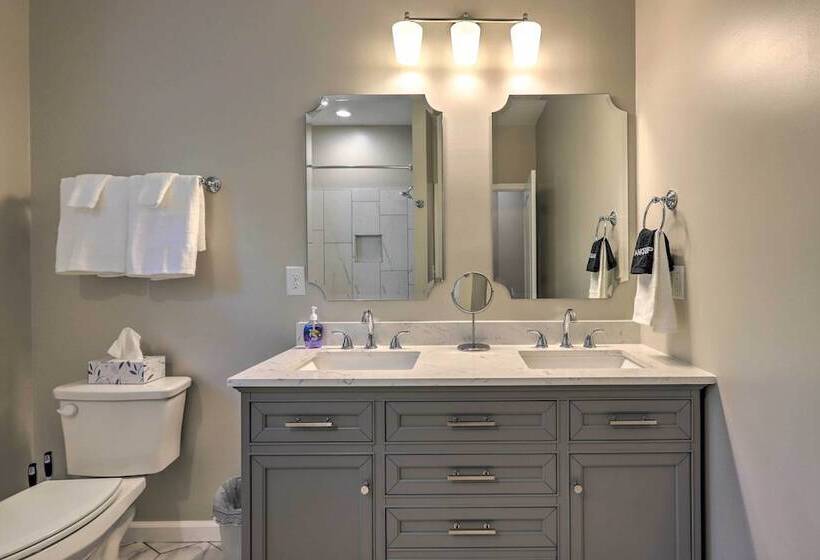 Chic Lake Sinclair Retreat With Dock & Hot Tub!