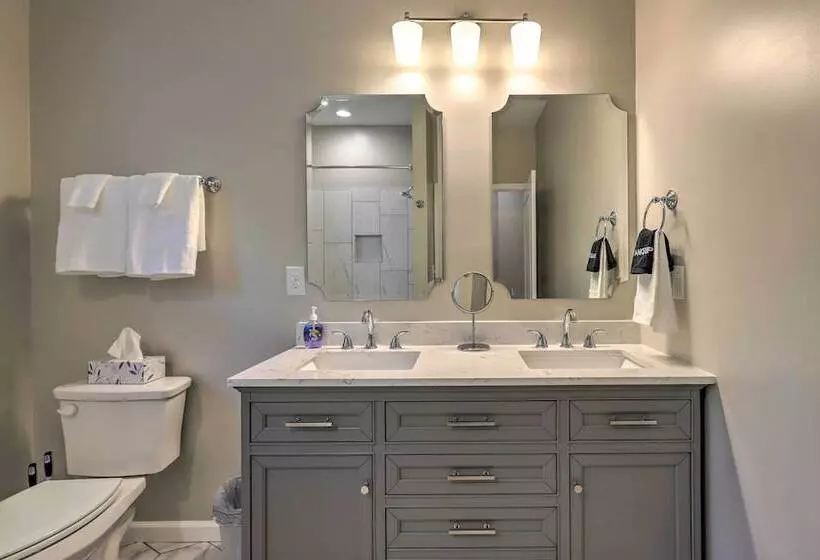 Chic Lake Sinclair Retreat With Dock & Hot Tub!