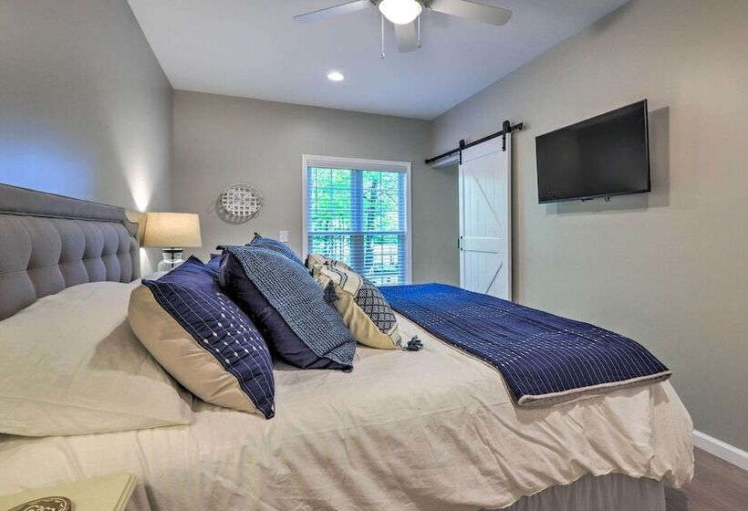 Chic Lake Sinclair Retreat With Dock & Hot Tub!