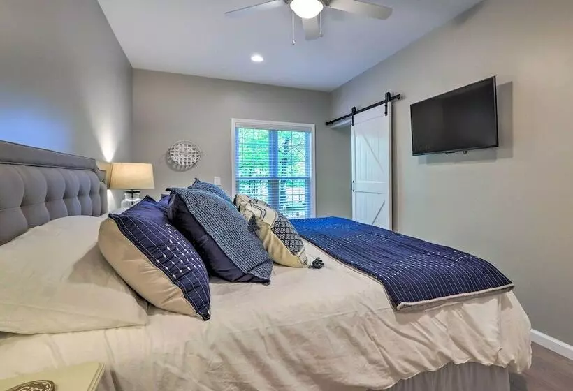 Chic Lake Sinclair Retreat With Dock & Hot Tub!