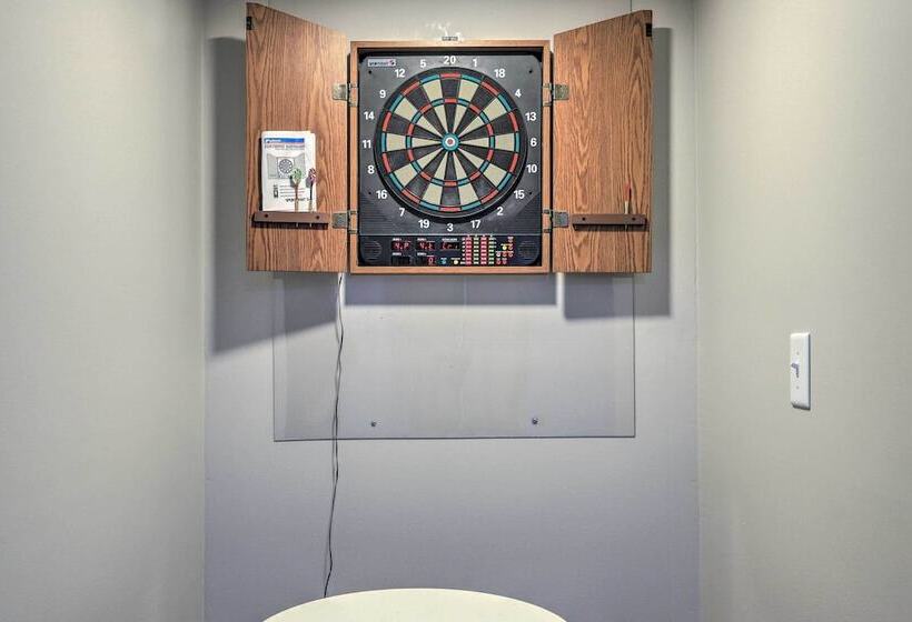 Chic Lake Sinclair Retreat With Dock & Hot Tub!