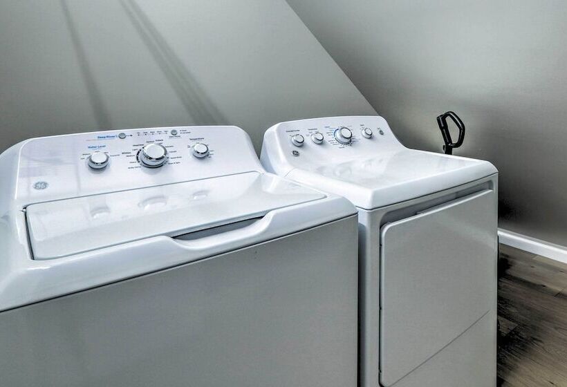 Chic Lake Sinclair Retreat With Dock & Hot Tub!