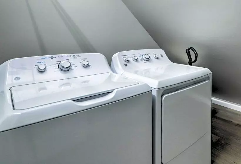 Chic Lake Sinclair Retreat With Dock & Hot Tub!