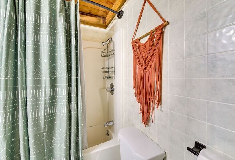 China Lake Retreat: Kayaks, Grill & Fireplace!