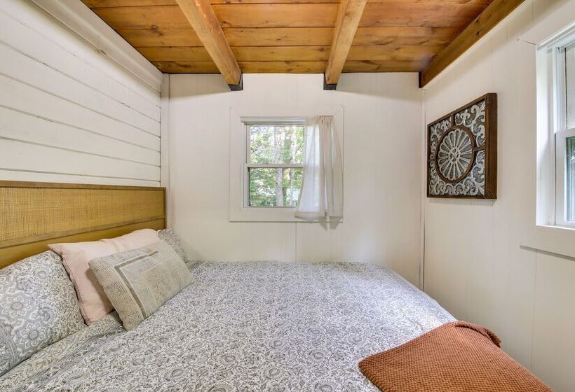 China Lake Retreat: Kayaks, Grill & Fireplace!