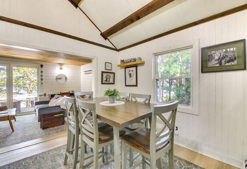 China Lake Retreat: Kayaks, Grill & Fireplace!