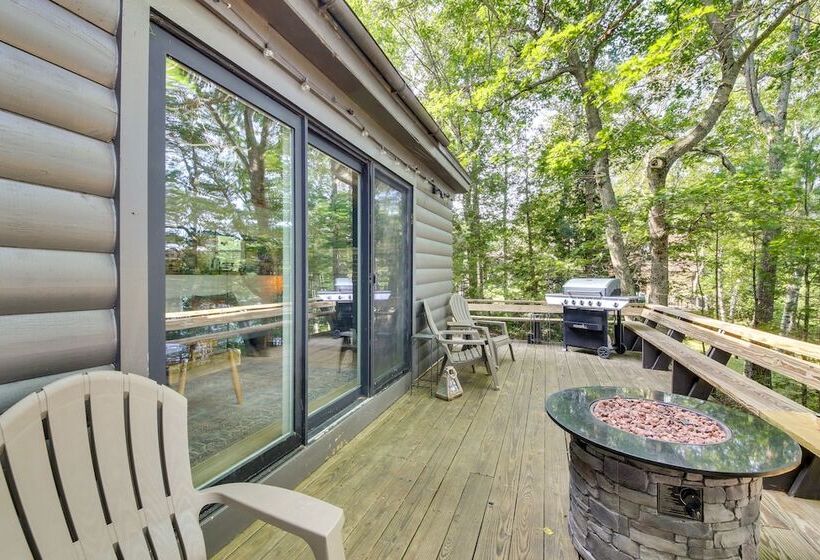 China Lake Retreat: Kayaks, Grill & Fireplace!