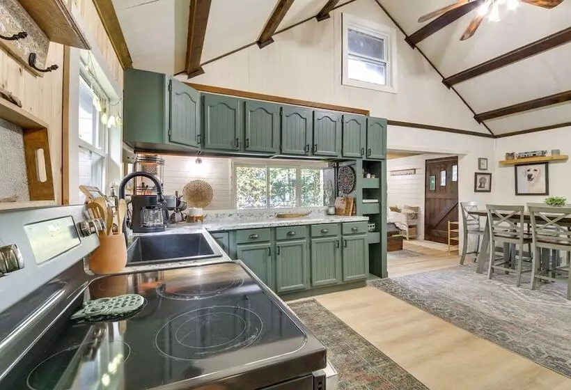 China Lake Retreat: Kayaks, Grill & Fireplace!