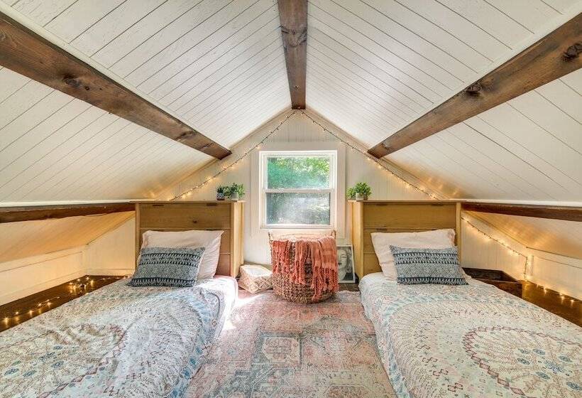 China Lake Retreat: Kayaks, Grill & Fireplace!