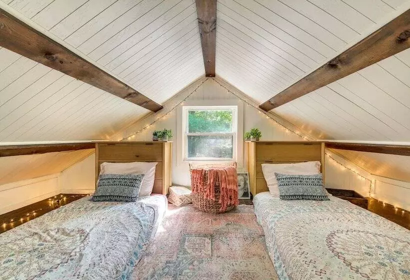 China Lake Retreat: Kayaks, Grill & Fireplace!