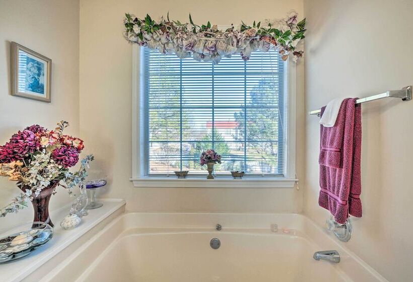 Classic Lithonia Home Near Golf & Stone Mtn