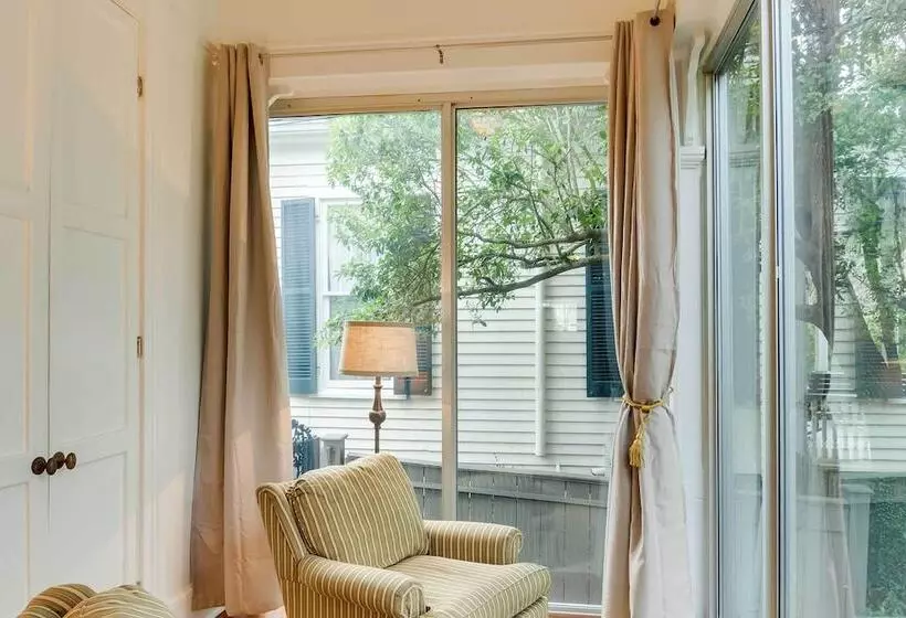 Comfy Central Natchez Hideaway: Walk To Dtwn!