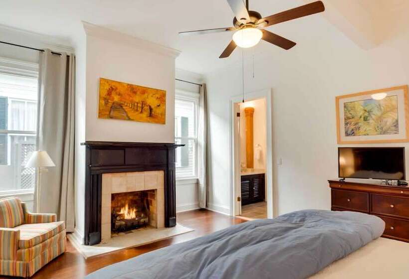 Comfy Central Natchez Hideaway: Walk To Dtwn!