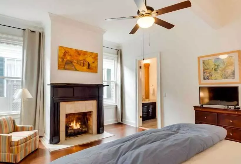 Comfy Central Natchez Hideaway: Walk To Dtwn!