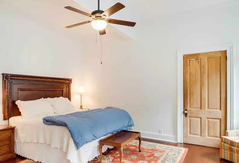 Comfy Central Natchez Hideaway: Walk To Dtwn!