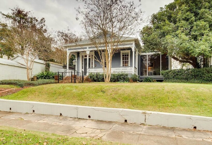 Comfy Central Natchez Hideaway: Walk To Dtwn!