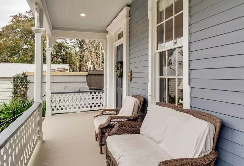 Comfy Central Natchez Hideaway: Walk To Dtwn!
