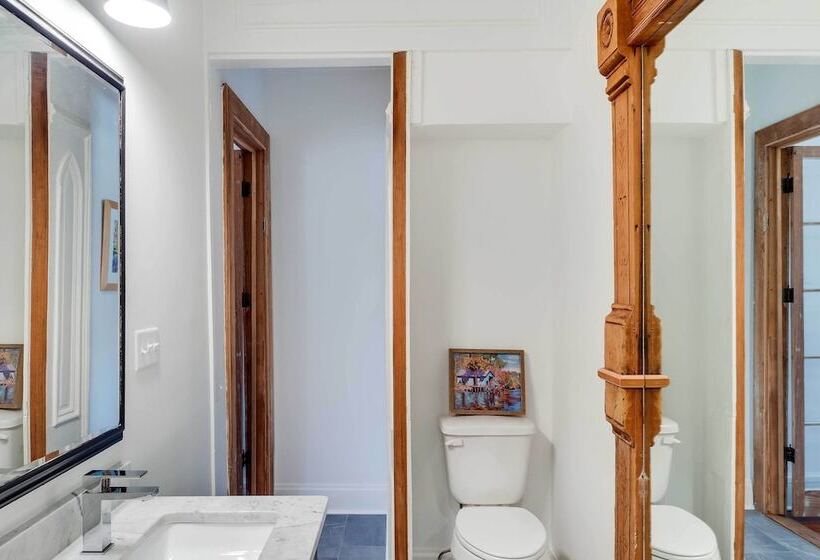 Comfy Central Natchez Hideaway: Walk To Dtwn!