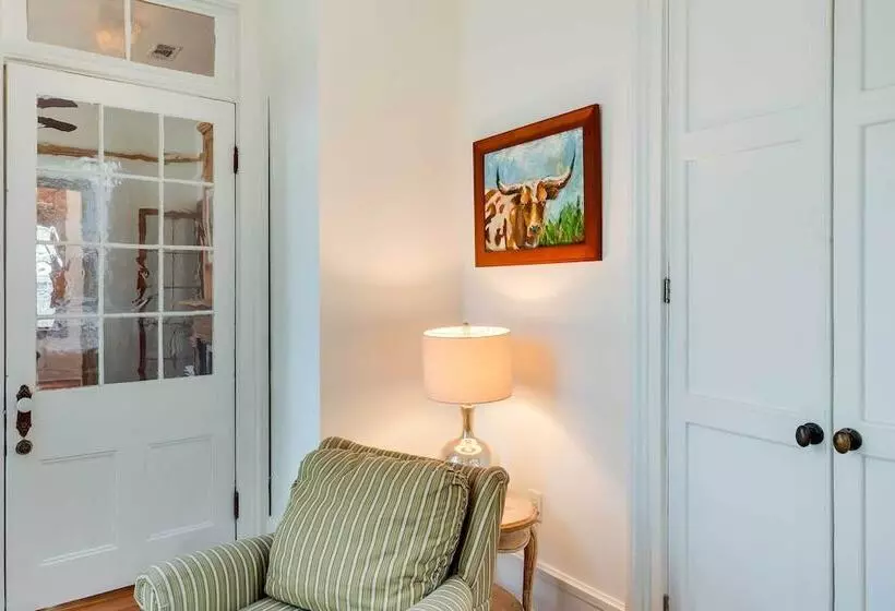 Comfy Central Natchez Hideaway: Walk To Dtwn!