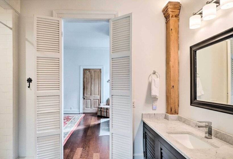 Comfy Central Natchez Hideaway: Walk To Dtwn!