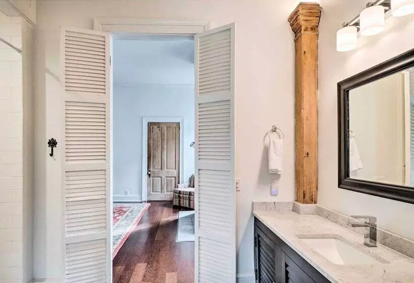 Comfy Central Natchez Hideaway: Walk To Dtwn!