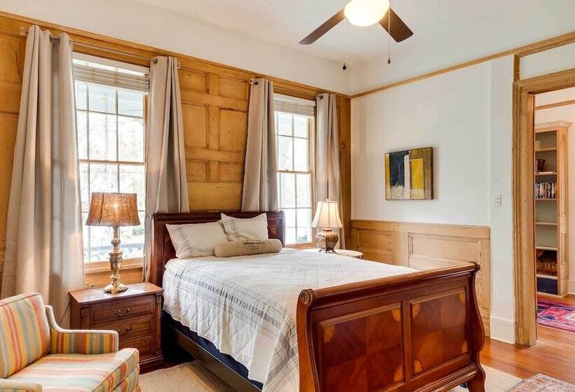 Comfy Central Natchez Hideaway: Walk To Dtwn!