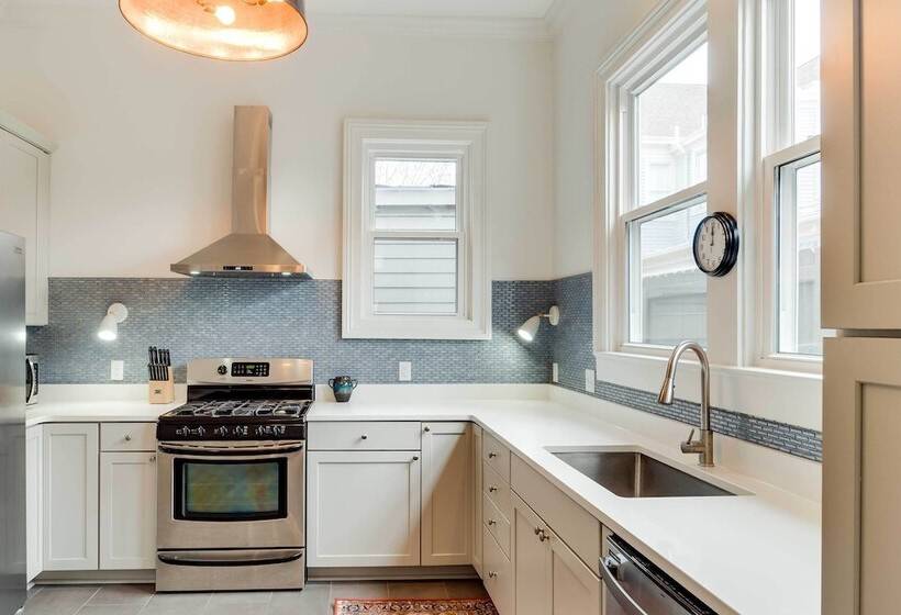 Comfy Central Natchez Hideaway: Walk To Dtwn!