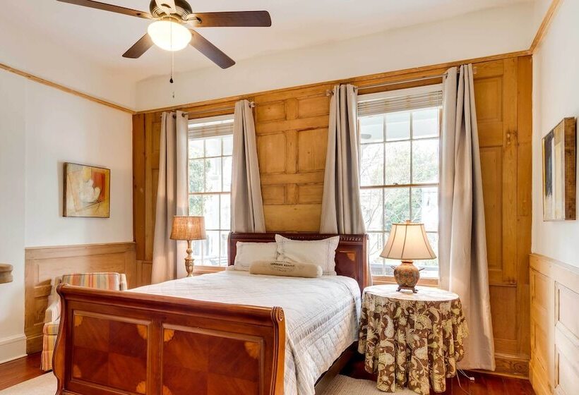 Comfy Central Natchez Hideaway: Walk To Dtwn!