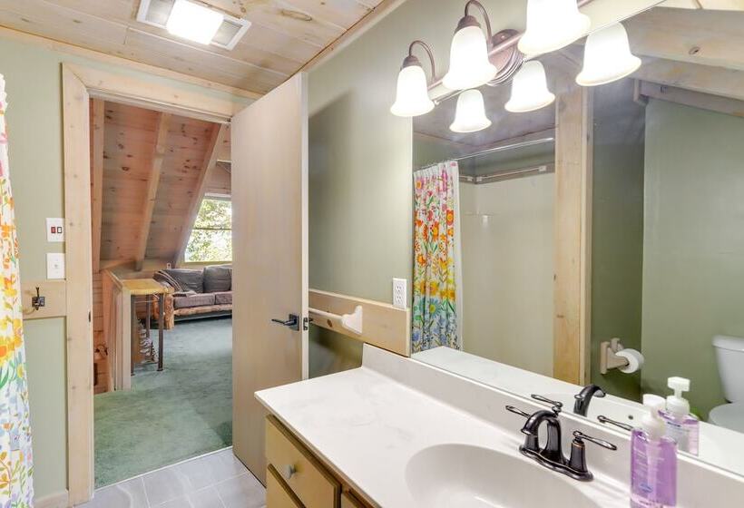 Cozy Cherry Log Cabin W/ Hot Tub & Mountain Views!