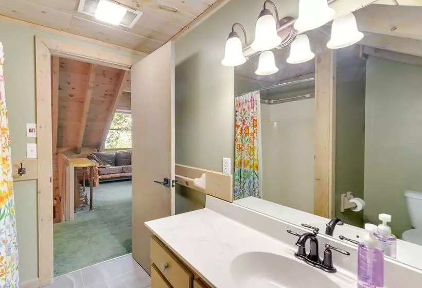 Cozy Cherry Log Cabin W/ Hot Tub & Mountain Views!