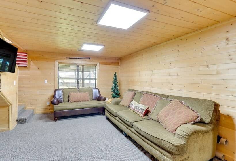 Cozy Cherry Log Cabin W/ Hot Tub & Mountain Views!