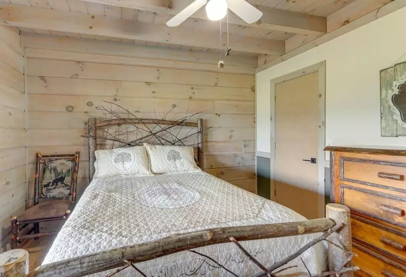 Cozy Cherry Log Cabin W/ Hot Tub & Mountain Views!
