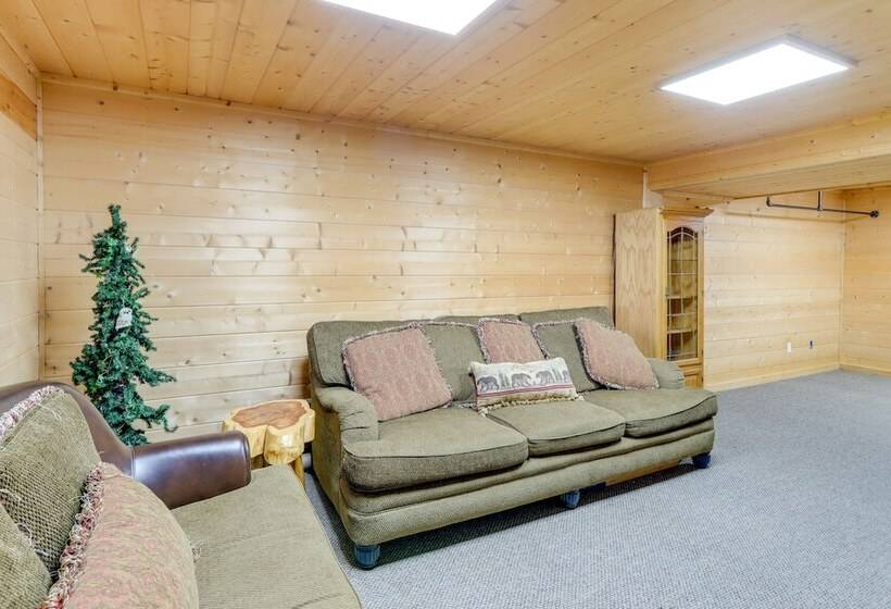 Cozy Cherry Log Cabin W/ Hot Tub & Mountain Views!