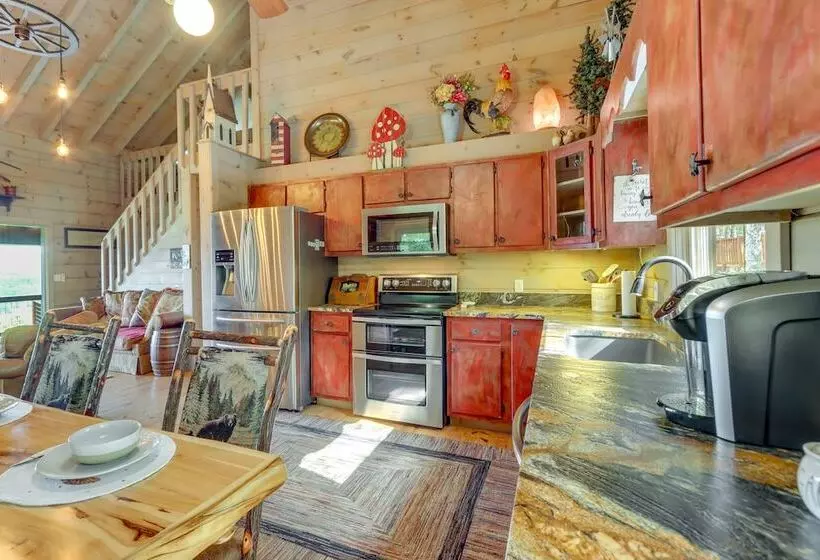 Cozy Cherry Log Cabin W/ Hot Tub & Mountain Views!