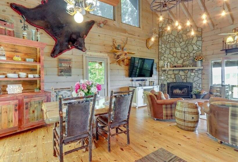 Cozy Cherry Log Cabin W/ Hot Tub & Mountain Views!