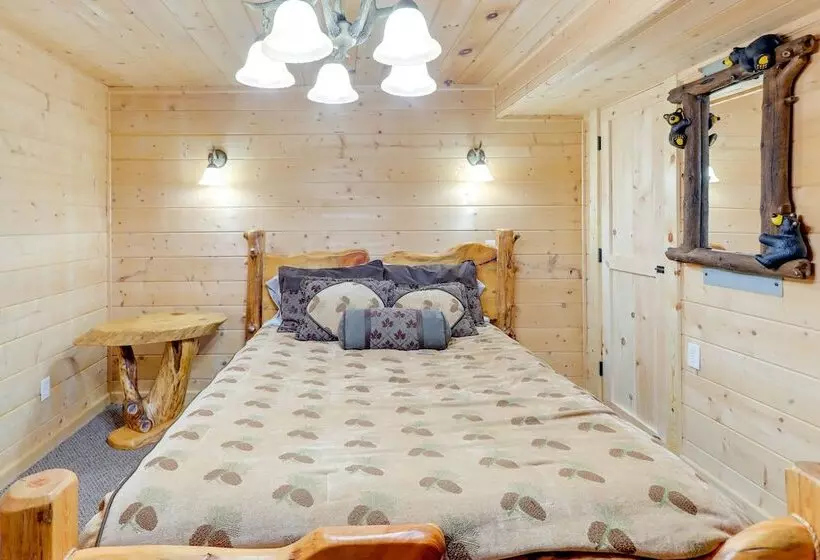 Cozy Cherry Log Cabin W/ Hot Tub & Mountain Views!