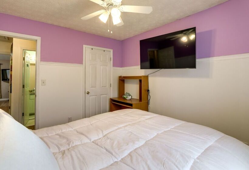 Cozy Georgia Retreat W/ Air Hockey Table & Sunroom