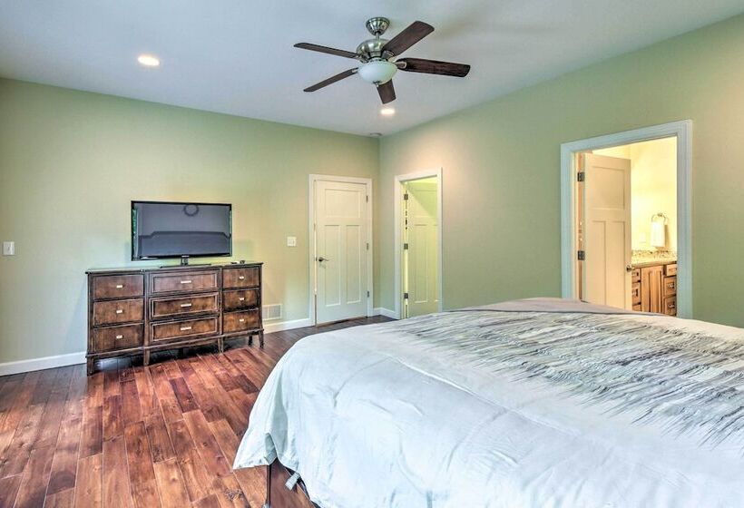 Cozy Riverside Dahlonega Home W/ Kayaks + Fire Pit