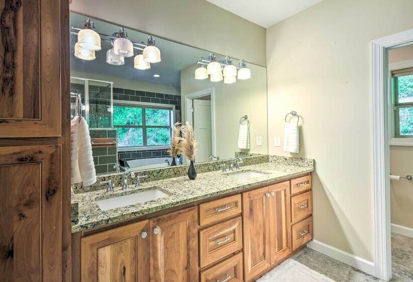 Cozy Riverside Dahlonega Home W/ Kayaks + Fire Pit