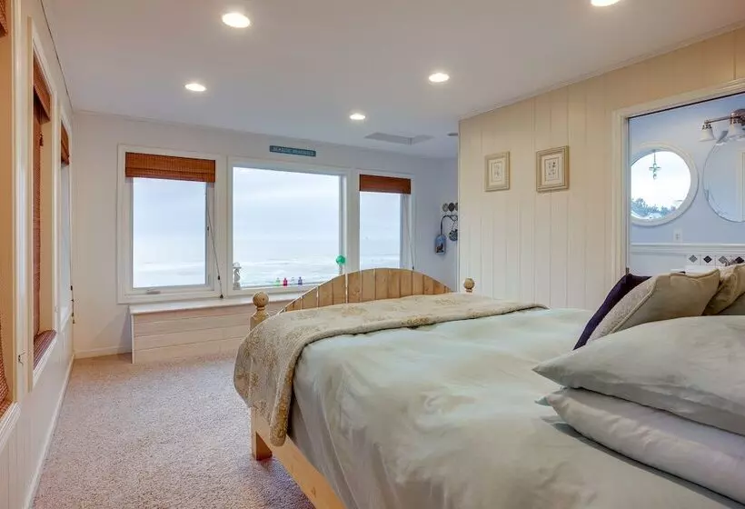 The Lighthouse: 3 Acre Port Orford Oceanfront Home