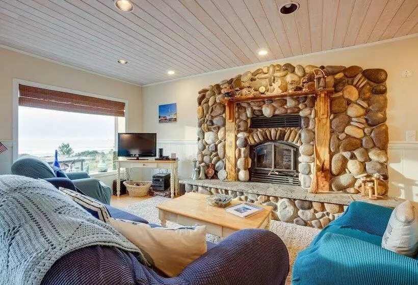 The Lighthouse: 3 Acre Port Orford Oceanfront Home